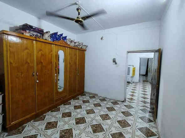 بيت البيع. كوت حي الحكيم شارع عطوف مساحه 200متر غرفتين وصاله ومطبخ وستقبال صحيات داخليه خارجيه مرقم من قسم البلديه. ماي كهرباه مجاري خارجيه بناه بلوك بتلو طابوك ستاره وبيتونه طابوك سقف صب بيت سعر 43 وبي مجال ستفسار ***********
