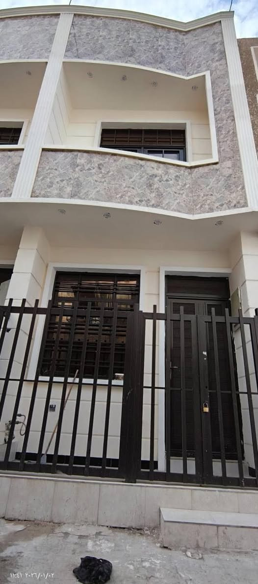 مكتب الزبيدي للعقار🏠🏠
🔊🔊🔊
للبيع مساحة ٤٨ ونص✅
📍الموقع حي القاهرة الشماسية قرب الخط السريع 
🏠يحتوي الطابق الأرضي على طرمة صالة ومطبخ وخدمات وغرفة نوم
والطابق الثاني يحتوي على غرفتين نوم وخدمات
والطابق الثالث بيتونة +سطحين 
📍عنوان المكتب حي القاهرة بظهر تانكي المي
للاستفسار اكثر يرجى مراجعة مكتب الزبيدي الهندسي للعقار🏠🏠
او الاتصال على: 
***********☎️
