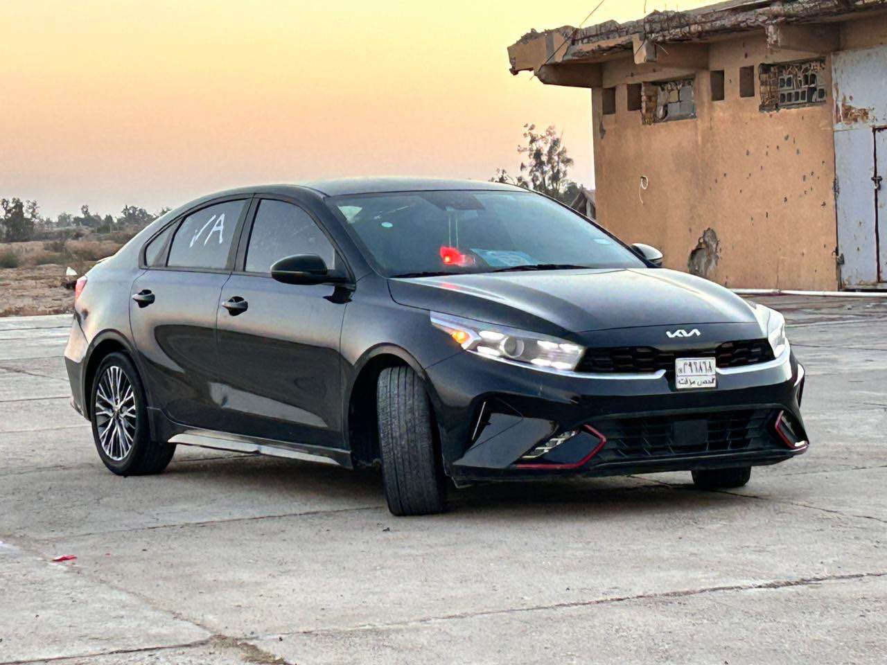 للبيع كيا فورتي GT Line موديل 2024
 • الفئة: GT Line
 • فول مواصفات ما عدا فتحة السقف
 • اللون: أسود
 • الممشى: 20 ميل فقط
 • رقم فحص مؤقت

الضرر:
 • جام لغ خلفي
 • ربع الباب الخلفي

⸻

المواصفات والتجهيزات:

🚗 المحرك والأداء
 • محرك 4 سلندر
 • قير أوتوماتيك
 • أوضاع قيادة (Sport / Normal)

🛞 الويل والتصميم الخارجي
 • ويلات رياضية ألمنيوم GT Line
 • مصابيح أمامية LED
 • إضاءة نهارية LED
 • مرايات جانبية كهرباء مع إشارات
 • جناح خلفي GT Line
 • عادم رياضي (ديزاين GT)

🛡️ الحساسات والرادارات (أنظمة السلامة)
 • حساسات أمامية
 • حساسات خلفية
 • رادار النقطة العمياء (Blind Spot)
 • رادار الخروج عن المسار (Lane Assist)
 • رادار الاصطدام الأمامي
 • نظام التنبيه من التصادم
 • نظام المحافظة على المسار
 • نظام الثبات الإلكتروني
 • مانع الانزلاق
 • كبح طوارئ

📸 الكاميرات
 • كاميرا خلفية واضحة
 • خطوط ديناميكية مع الحركة

🧠 الداخل والراحة
 • تشغيل بصمة (Push Start)
 • مفتاح ذكي
 • شاشة وسطية كبيرة
 • شاشة معلومات رقمية
 • Apple CarPlay & Android Auto
 • تحكم بالمقود
 • نظام صوتي ممتاز
 • مقاعد جلد + قماش (GT Line)
 • تحكم كهرباء بالمرايات
 • مكيف قوي
 • USB / Bluetooth

⸻

📞 الهاتف***********
📍 العنوان: بغداد – مجمع الزهور – النعيري بغداد, العراق
