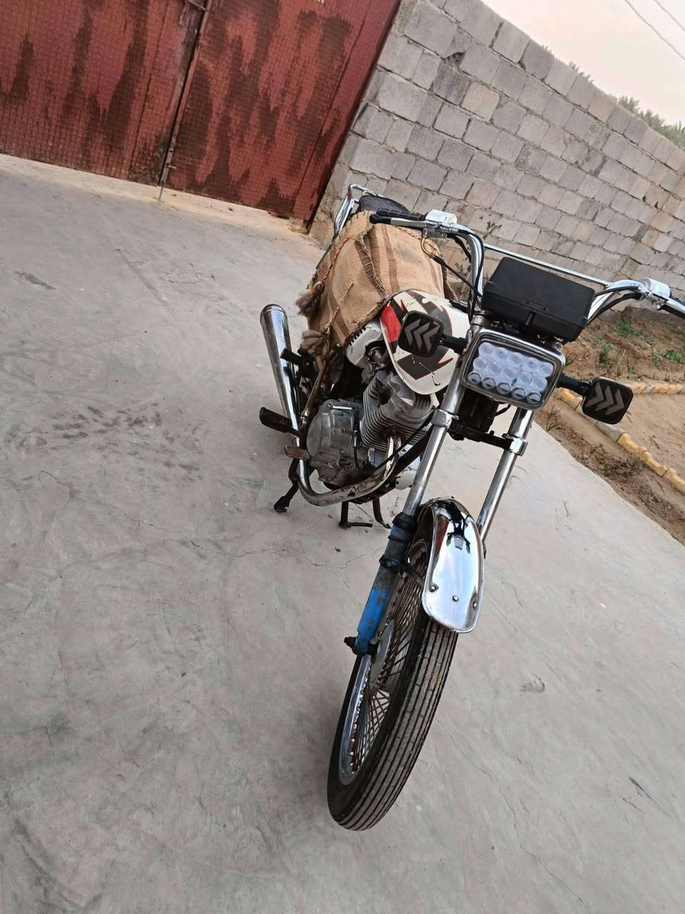 السلام عليكم للبيع إيراني 4 گير
كهربائيات /ظفيره اشاير دشبول مازده عقل  يدات لايت واشاير بگ لايت كله جديد 

ستاند وسطي وصفح جديد 

مكينه/ بيها بستم وولفات جدد  لا دخان ولا بخار بيها نظوح بسيط 

بدون اوراق سعره 300 وبي مجال.

مكاني الخالص ***********
