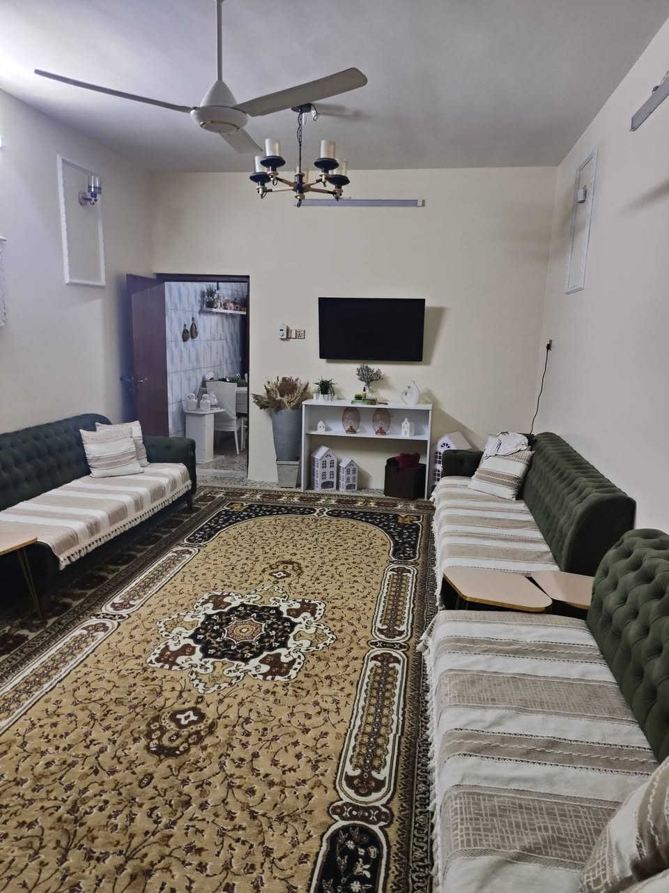 السلام عليكم
دار للبيع المساحة 162.5 
الواجهة 6.5  والنزال 25
علماً إن الدار طابو صرف
ويتكون الدار من مطبخ واستقبال
وصالة درج وصحيات داخلية وخارجية 
والطابق الأرضي يتكون من غرفة نوم ومناور اثنين
والطابق الثاني يتكون من غرفتين نوم وصحيات 
 العنوان : العبيدي شارع الجامع قرب الشارع العام
رقم الهاتف : ***********
