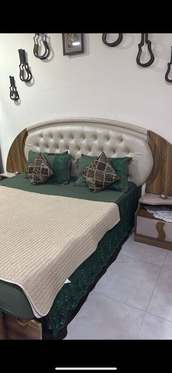 مسا الخير غرفه تركيا للبيع 9 قطع مستعمله قليل سعرها 300 وبيها مجال عنواني كركوك حي نداء
***********
