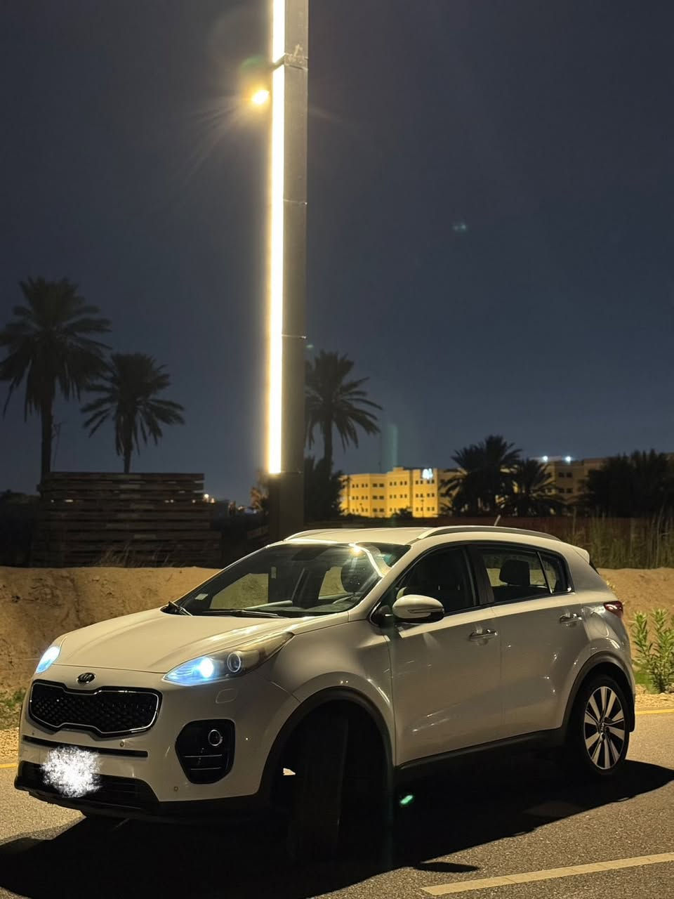 سلام عليكم
كيا سبورتج 2018 
للبيع سياره جديده بمعنى الكلمه
استخدام شخصي بسمي تحويل نفس اليوم ماشيه 122 الف مكفوله من الضربه والكص وصبغ كير مكينه مكفولات
وكاله الشركه الدوليه 
مري ترحيب 
حساسات 
السياره ثلاث وضعيات قياده 
منضومه زينون  LED
محرك ٢٠٠٠ دوش 
گير AT المرغوب
العنوان حي الجهاد
***********
