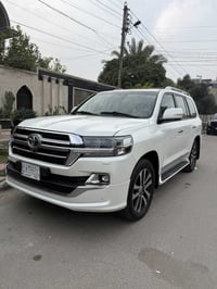 للبيع لاندكروز 2019  ساز باب اول فول مواصفات   بدون حادث فقط تكحيل بين...