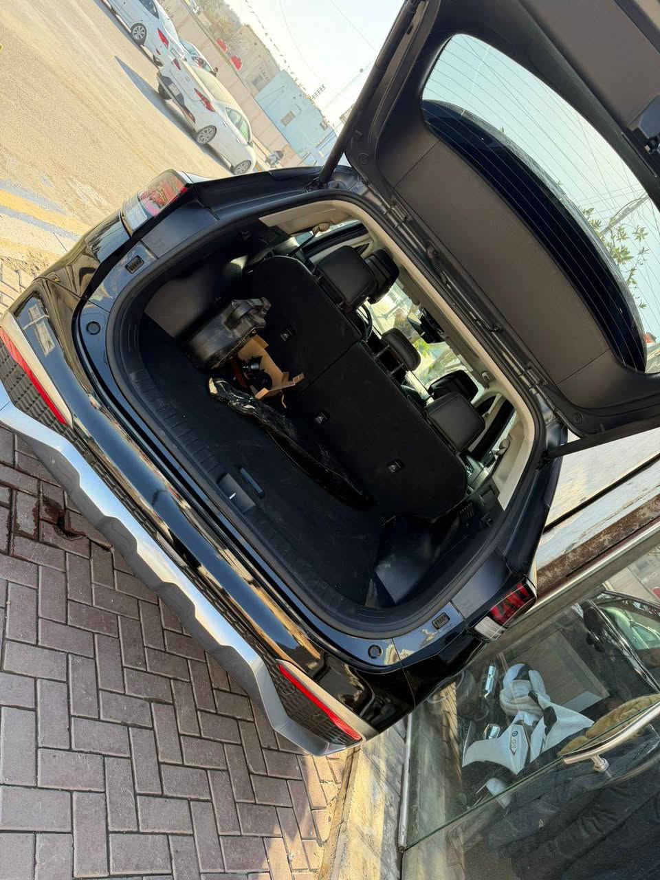 كيا سبورتاج موديل 2025 – وارد أمريكي
اللون: أسود
الفئة: X-Line Prestige

المواصفات:
• سقف بانوراما
• بصمة تشغيل
• مقاعد جلد
• مقاعد تدفئة وتبريد
• المقاعد الأمامية كهرباء (الاثنين)
• ذاكرة مقاعد (Memory)
• رادارات أمامية وجانبية
• نظام تحديد المسار
• نقاط عمياء
• هيترات بالمرايات الجانبية (ضباب)
• نظام قيادة ذاتية
• بريك تلقائي
• 5 كاميرات 360 درجة
• جنطة خلفية كهرباء
• شاشات ديجتال متصلة
• مرآة وسطية تعتيم تلقائي
• 4 وضعيات قيادة
• نظام صوت خاص X-Line
• إضاءة داخلية LED
• ليدات أمامية وخلفية
• Android Auto
• Apple CarPlay
• شحن لاسلكي
• تبريد ثلّاجتين

الممشى: 25 ألف كم

ملاحظة:
السيارة حادثها خفيف (تبديل باب وجاملغ فقط)

الموقع: بغداد – الأعظمية
رقم الهاتف: ***********
