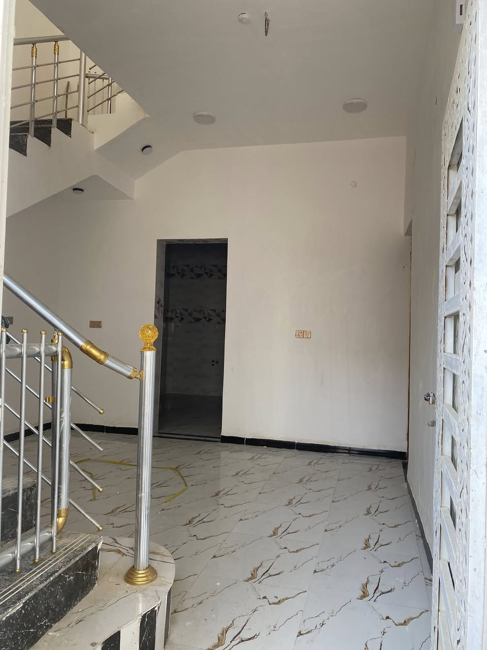 السلام عليكم بيت للبيع طابو 100 متر تزال 11 اونص  وعرض الوجهيه 8 اونص البيت طابقين الطابق الول ديوانيه صاله مطبخ غرفه عمامات داخله اوخارجيه  طارمه  طابق الثاني عدد الغرف 3 صاله حمام اوتواليت داخلي درج بيتونه ستاره البيت بناء جديد 2025 ماي مجاري كهرباء طبليط بابك ابيت كلش نضيف مثل مامضح بلصوره رقم العقار 3497 مقاطع 3 
الستفسار اذا الرقم بي وتساب ***********
