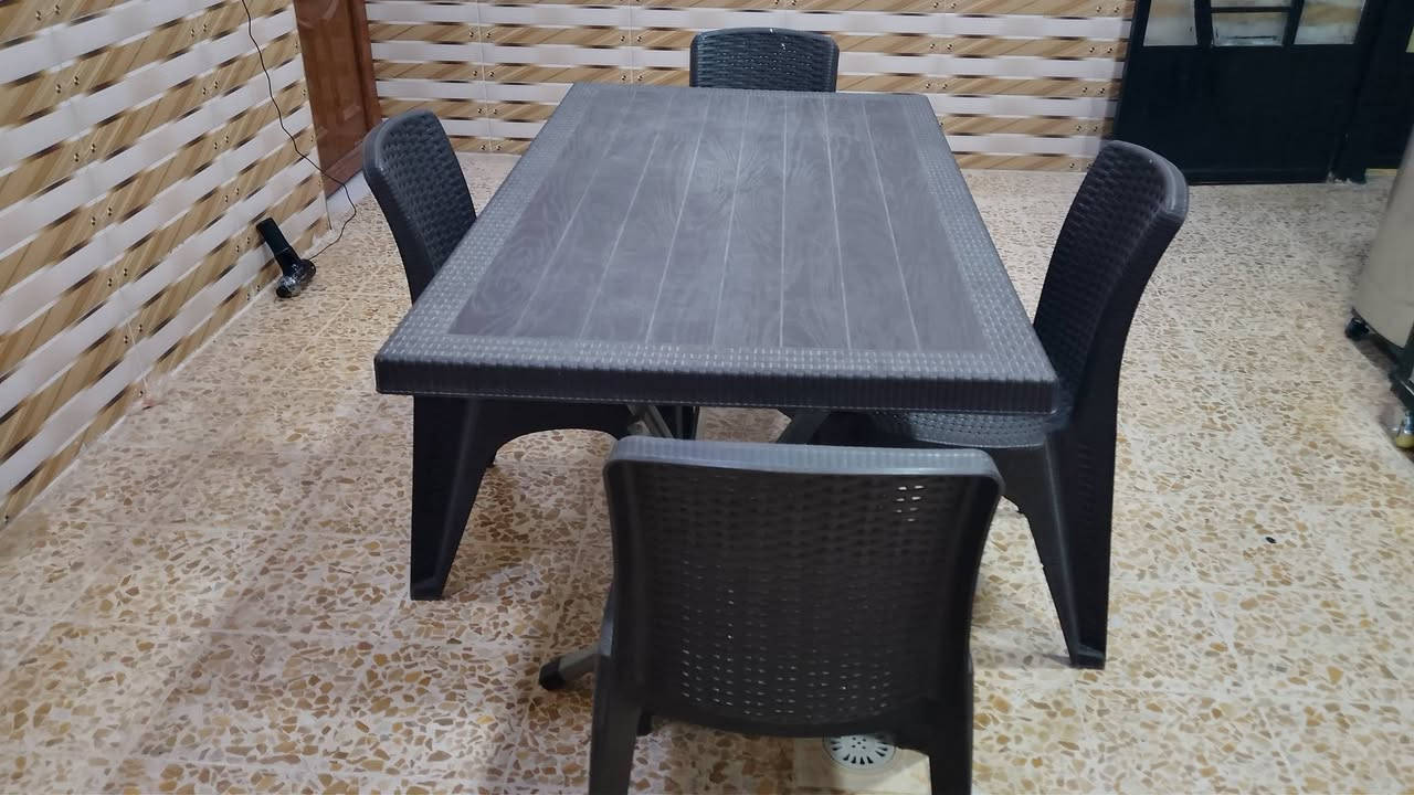 السلام عليكم ميس طعام للبيع مع اربع كراسي الطول متر ونص والعرض 50 السعر 60 بمجال شيء بسيط الاتصال على الرقم ***********
