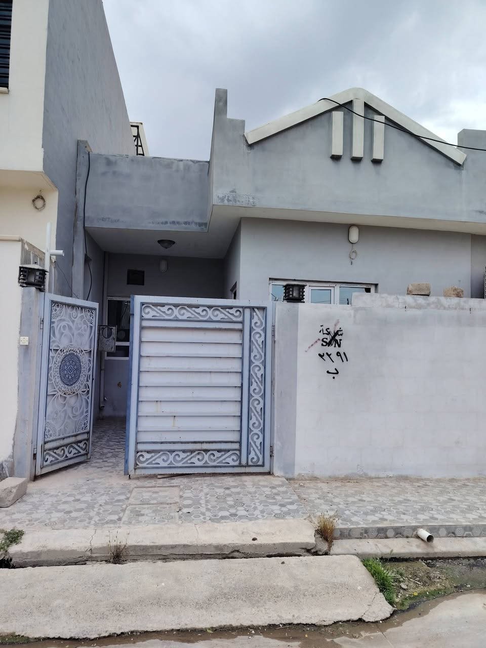 البيت الإيجار مزارع زيونه جمعية العدل مقاطعه ٨٣ مساحه ١٠٠متر طابق واحد بيت ستقبال ومطبخ وهول وغرفة نوم صحيات وبيتونه قرب جامع العدل الإيجار ٢٥٠ الف استفسار تصل على الرقم ***********
