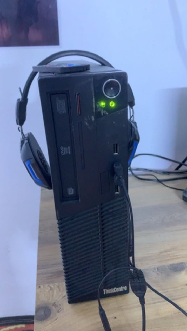 سلام عليكم شباب حاسبة كاملة ذاكرة 500  اللعاب اولاين وياها شريحة نت وياها ثنين كيبورد وياها سماعة وياها باد ماوس وياها الميز حاسبة حلوة ونضيفة رايدها بـ130 رقمي *********** متواجد واتساب وشريحة مكاني بغداد مدينه الصدر
