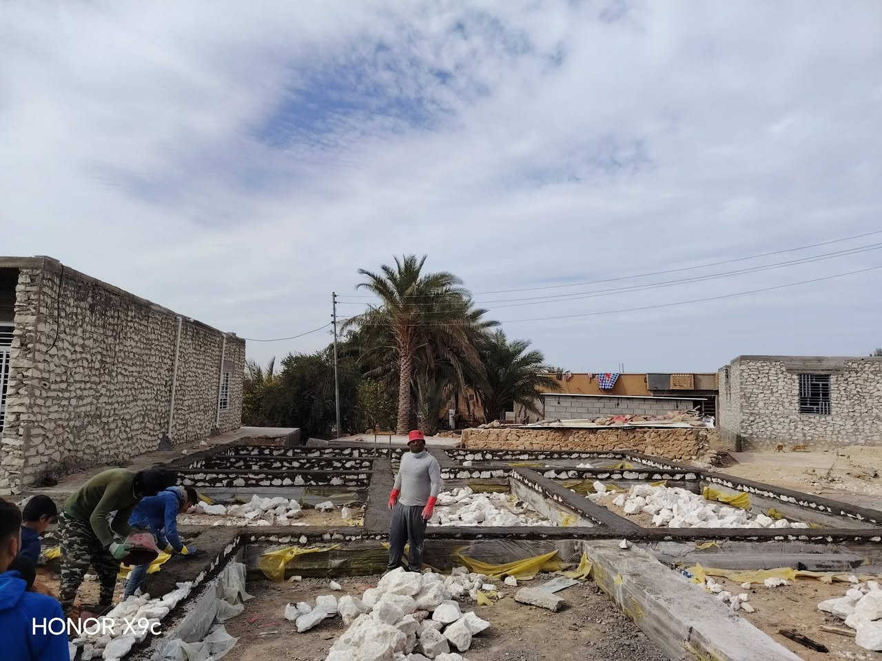 السلام عليكم ورحمه الله وبركاته اخوان موجود كادر عمل بناء حجر بناء بلوك ولبخ خارج اسعار مناسبه وشغل ممتاز
***********
