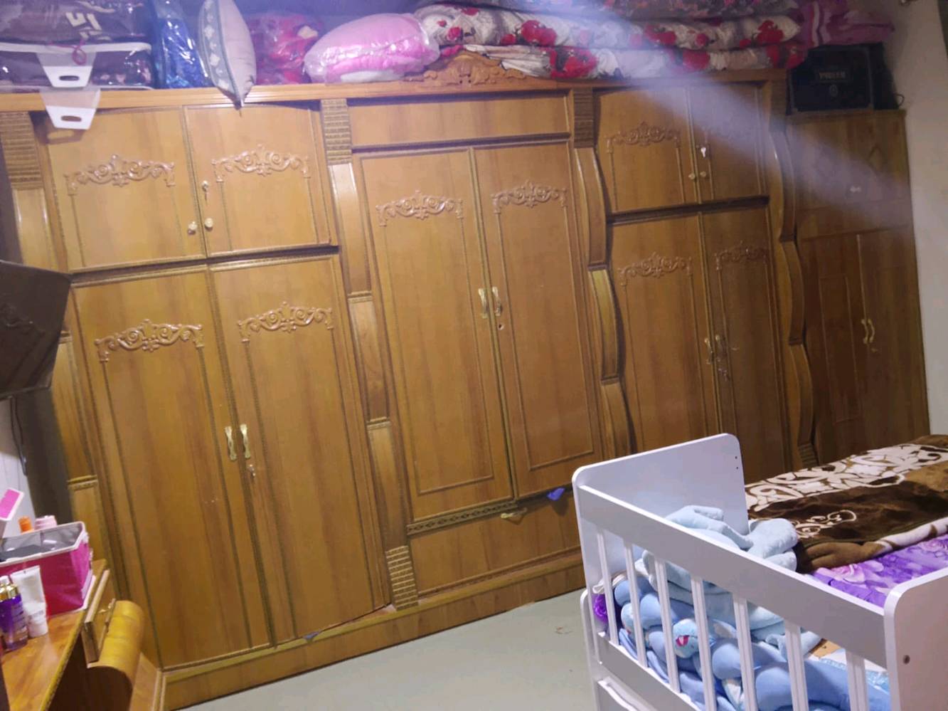 السلام عليكم غرفت نوم البيع جديده احله من الصوره  تجي وشوف كبال عيونك *********** وتواصل وتساب او اتصال سعره 600 وبيهه مجال عنوان كربلاء حي العسكري