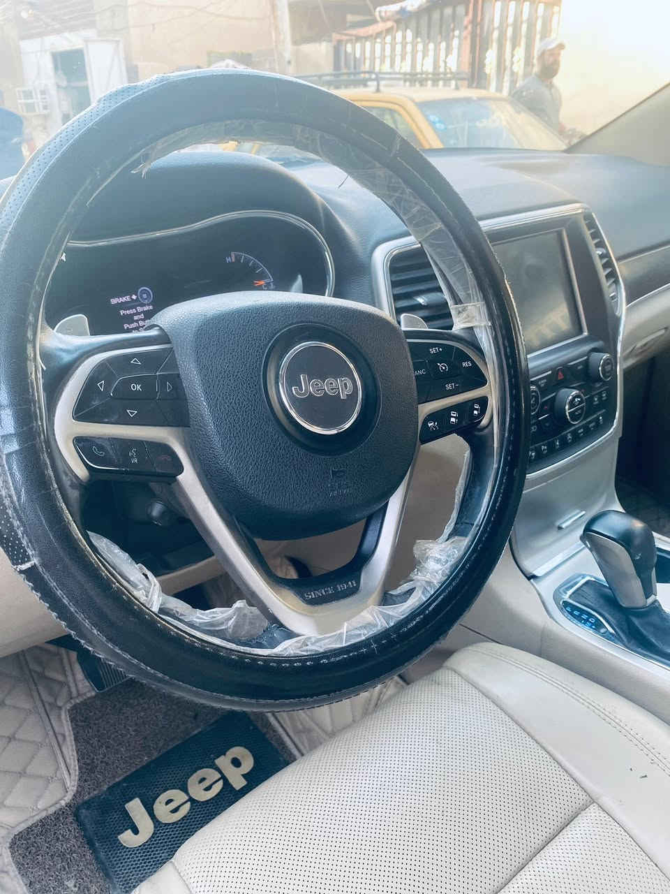 السلام عليكم للبيع جيب كراند شيروكي ٢٠١٧ لمتد بلاس رادار
 تحديد مسار
 توقف ذاتي 
حساسات خلفي امامي 
اشارات بالمراة تحذيرية
بانوراما كشنات جلد 
تدفئة تبريد بالكشناة والستيرن
داخل بيج 
كشنات خزن 
كامرة خلفية
 صندوك كهرباء
رقم انكليزي جديد سنوية جديدة باسمي  
تحويل ثاني يوم مازدة سودة الضرر جاملغ وبينيد مبدلات***********
