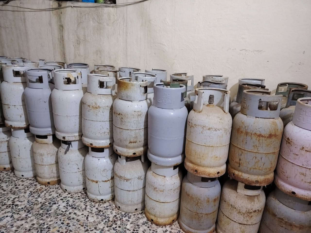 سلام عليكم خوان لدينا دباب غاز حديد البيع سعر دبه 70 الف العنوان حي الحسين القديم الرقم ***********
