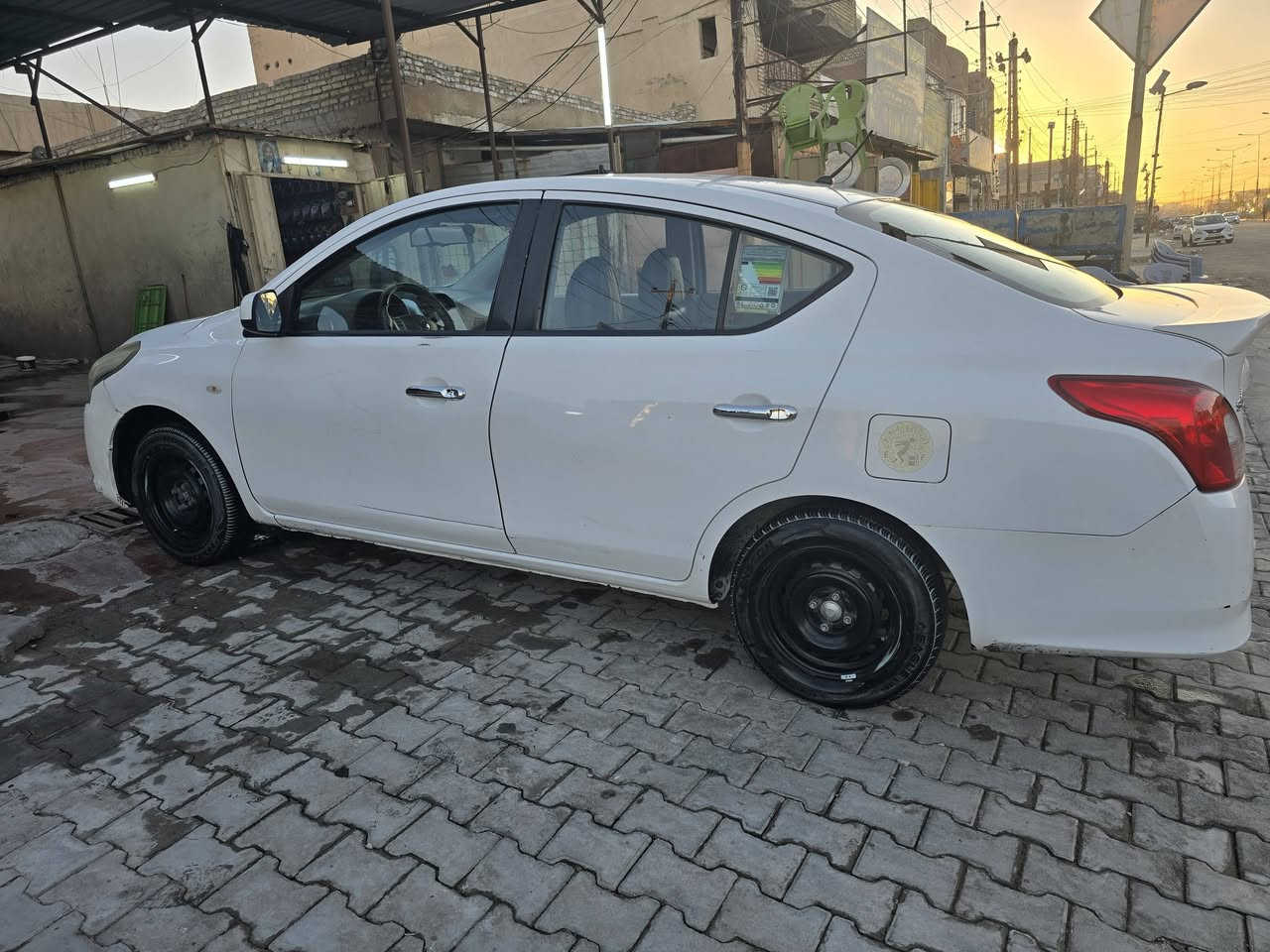 السلام عليكم اخوتي 

نيسان صني 2019 رقم بغداد مكفولة فقط رصعة بالصندوق على كد اصبعين وبارد بخشم الجاملغ الأيمن الأمامي على كد اربع أصابع غيرها ماكو وين متريد وديها وافحص 
 السيارة استلام شركة بأسمي تحويل مباشر 
السيارة نظيفة على ايدي الله شاهد 
شادلها شاشة ديجيتال ذكية اندرويد + سماعات اصلية + كاميرا 4k + كاعيات اصلية + دوشمة جلد 

السيارة حيل مرتبة وبالعافية على الياخذها 
مكاني بغداد ورايدها بشدة واليجي اخليه على راسي وبخدمتكم

رقمي *********** بي واتساب 
او راسلني عالخاص
