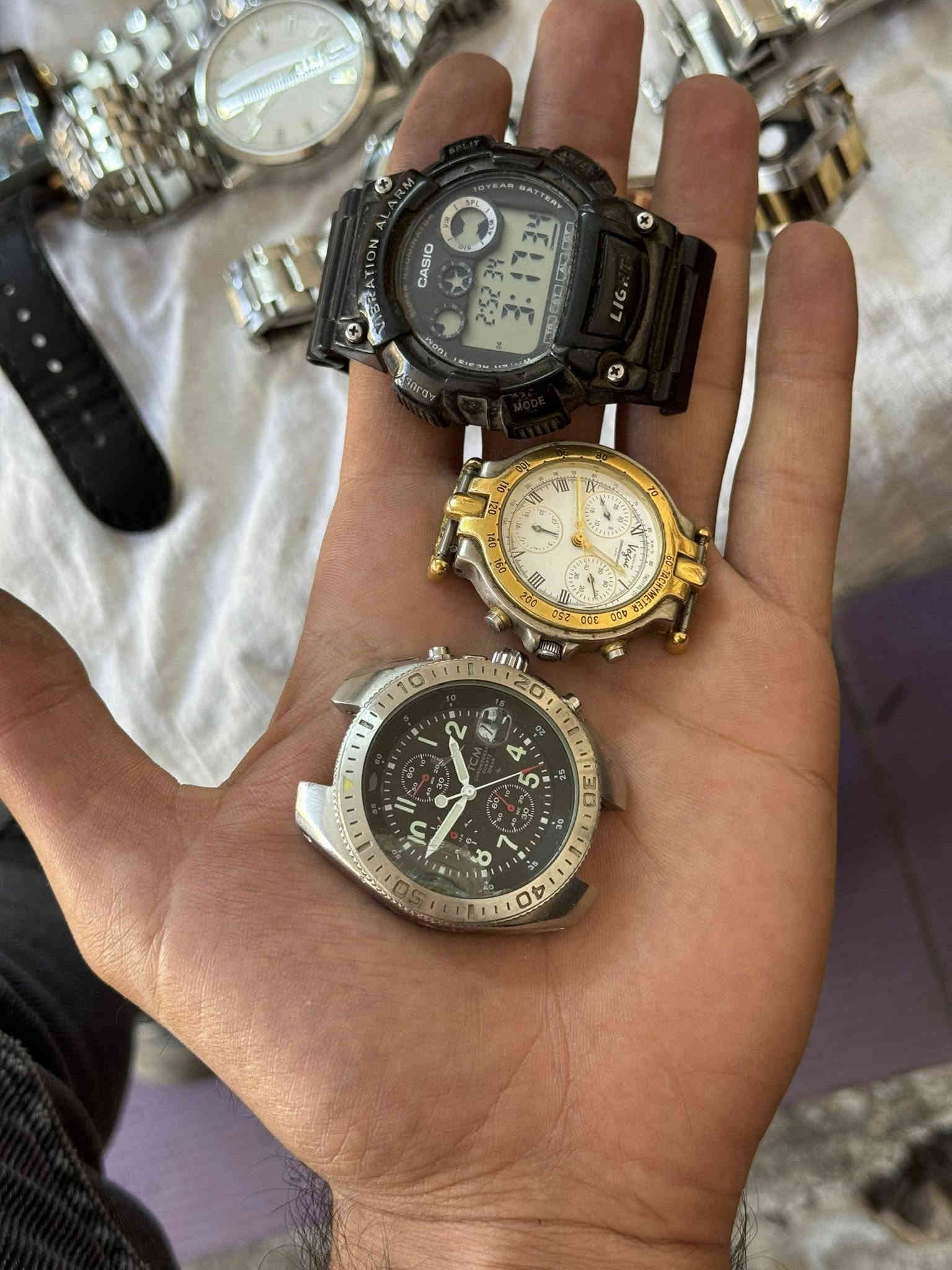 مجموعة ساعات أصليات بيع شلع
بطارية 
توماتيك 
نصب
إيكو ادريف
٢٤ ساعة قديم
١٩ ساعات حديث 
للتواصل /***********
يوجد توصيل لجميع المحافظات
