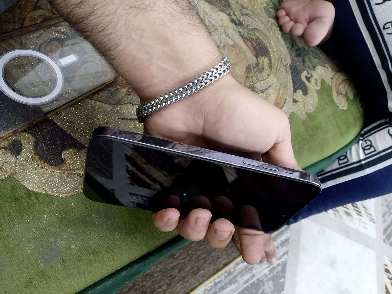 14 برو ماكس ذاكره 256 الجهاز وكع مني وطفه رجعت فتحت الشاشه انكطع الشريط فا اريد اراوسه او بيع قيم بل يرضي الله الجهاز ابلادي حتلو مراوس ابايفون مكاني بغداد الشعله ***********
