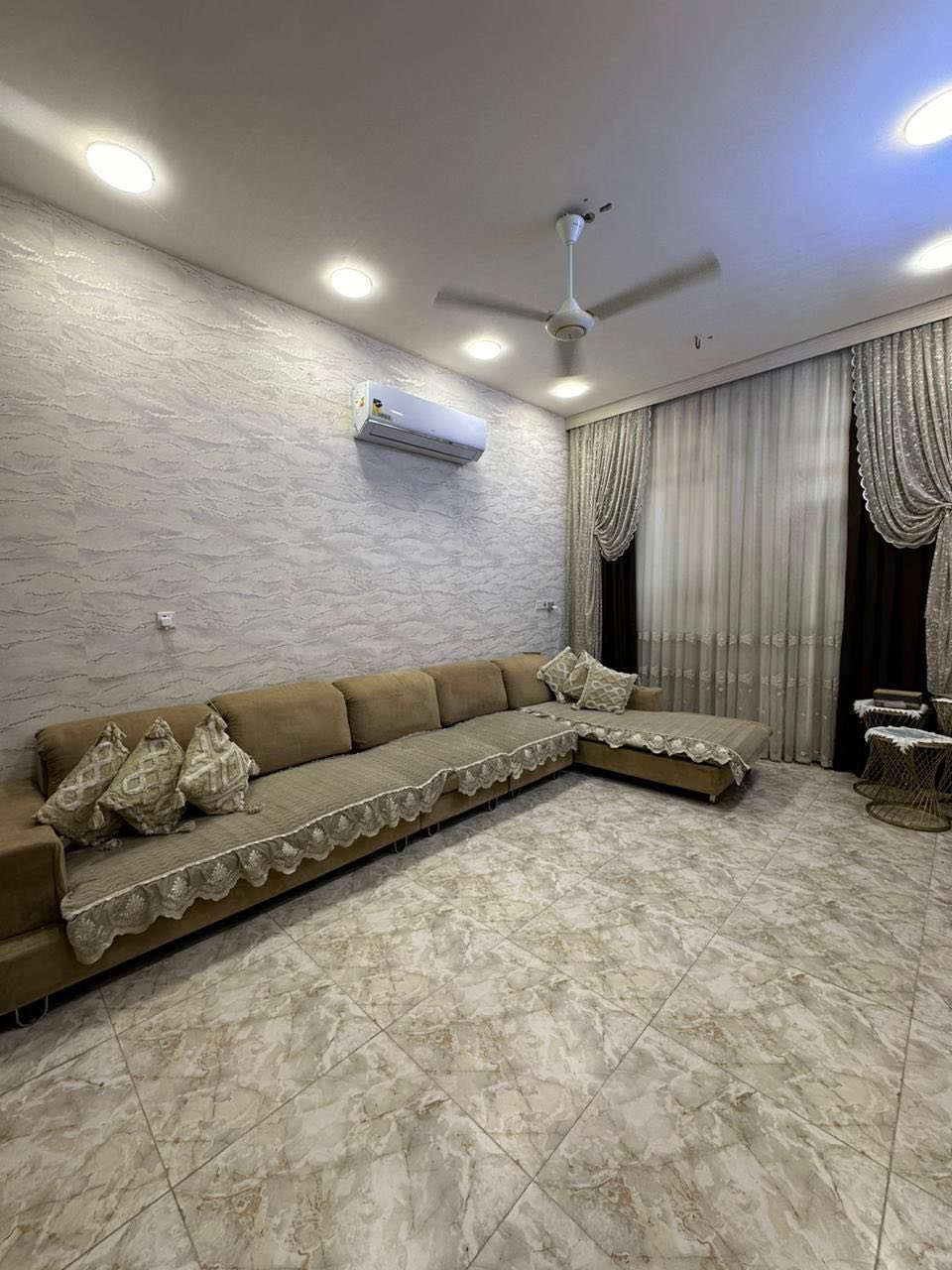 السلام عليكم ورحمة الله وبركاته 
مشتمل مساحه 100 متر
طابو زراعي صرف 
طابق واحد 
بناء حديث 
خدمات فول
عنوان الامين الثانيه 
قرب كرار وائلي 
اقرب نقطه مستوصف قيد بناء
السعر 118 بيه مجال
***********
