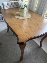 ميز طعام • ٤ كراسي • خشب طبيعي