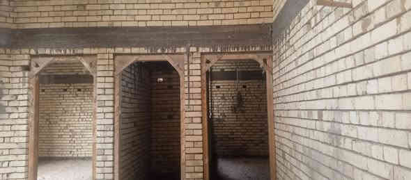 سلام عليكم بناء هيكل درجة اولى سعر 190 ألف لمتر لواحدنقدٱ بناء 
بناء هيكل درجه اولى ( أو تسليم مفتاح حسب الإتفاق)
طابوق طيب تفاصيل العمل 

ث نقوم بعمل الأساس تسليح الجسور بالحديد  درجه اولى ١٦ ملم وثم نقوم بعمل القالب الخشب وصب الأساس بالاسمنت المقاوم للاملاح

ارتفاع الأساس ٤٠ سم والعرض 60سم كذلك رش الأساس بالماء Ro‏ ج- نقوم ببناء البتلو بطابوك العماره طيب مع الوزن والقياسات وصب الكوبلن ولبخ وصبغ بماده البرايمر مانع رطوبة والاملاح وبعدها دفن

دفن لبتلو بلسبيس  مع رش الماء المستمر ح البناء فوق البتلو مع تثبيت اطارات الخشب وفريم الحديد خ نقوم بعمل الرباط القالب وتسليح الإيراني ۱۲ ملم وصب بالاسمنت العادي

د البناء فوق رباط حتى يكون ارتفاع البيت من الداخل ٣,٥٠م

نقوم بعمل القالب سقف مع تأسيس شبكه الكهربائية وتسليح بالحديد  درجه اولی ۱۲ ملم + جسور مخفيه عندا الحاجه + درج دائري

صب بالخباطه وبعدها رش بالماء لمده اربعه ايام

ر بناء ستاره بارتفاع 1/60وصب كوبلن فوق ستاره وبناء بيتونه مع تسليح وصب السقف

ز بناء الجدران الخارجية والحمام الخارجي والخزينة رئيسية وصب دنك لباب الرئيس   افضل المميزات لدينا اتصل فقط  *********** متوفر واتساب 
،
