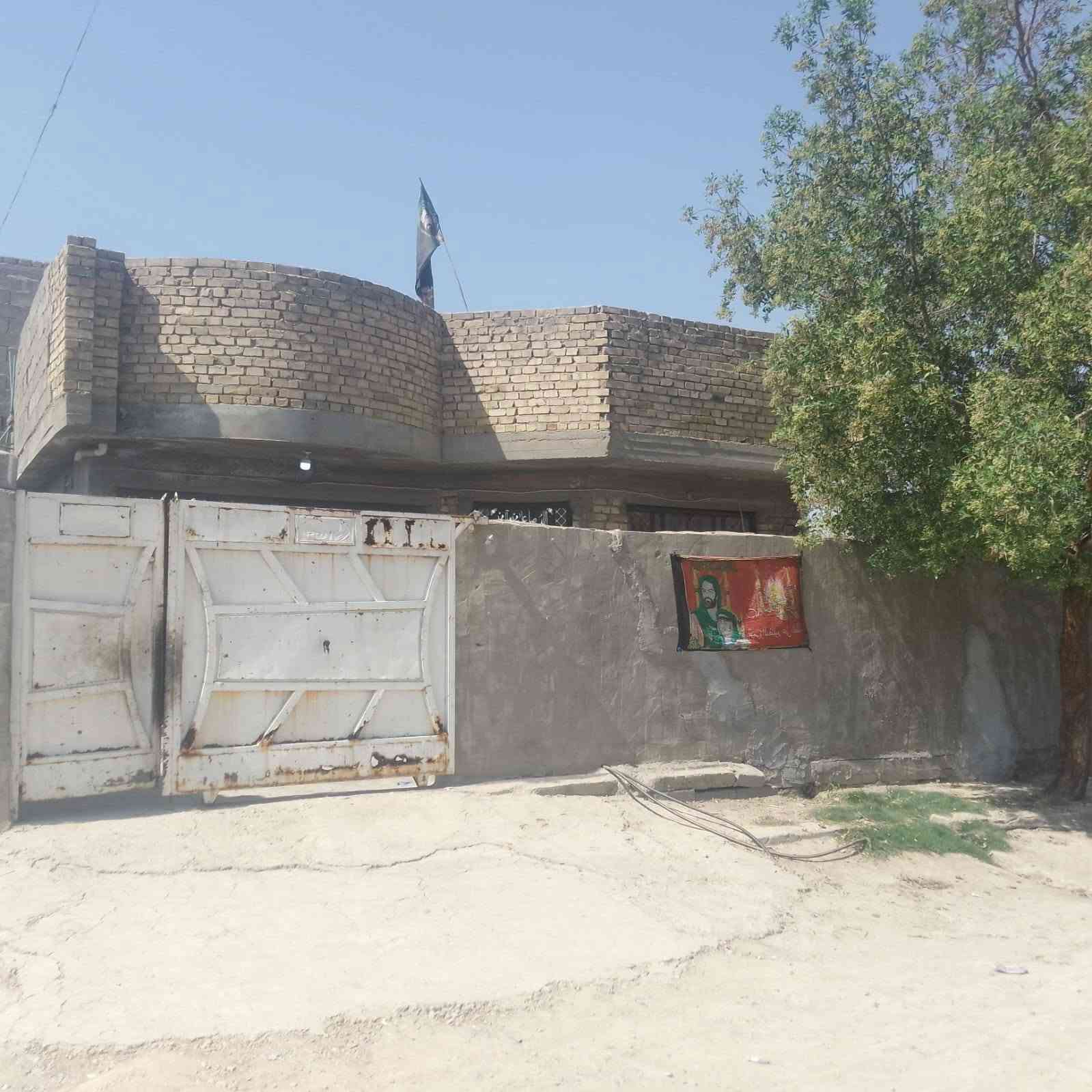 السلام عليكم بيت زراعي حي البتول قرب حسينية حجي راضي مساحه 200متر بناء كله طابوك بستثناء البيتونه وجدران الصطح كله كامل بياض اوسيراميك البيت يحتوي على استقبال 6 اونص في5+غرفتين نوم 5في 5 +صاله 8في5 +مطبخ 5في 4 +صيحات كامله البيت كله سيراميك اومكيش اوكامل بستثناء الحوش ممكيش الي حاب يتواصل على الرقم ***********
