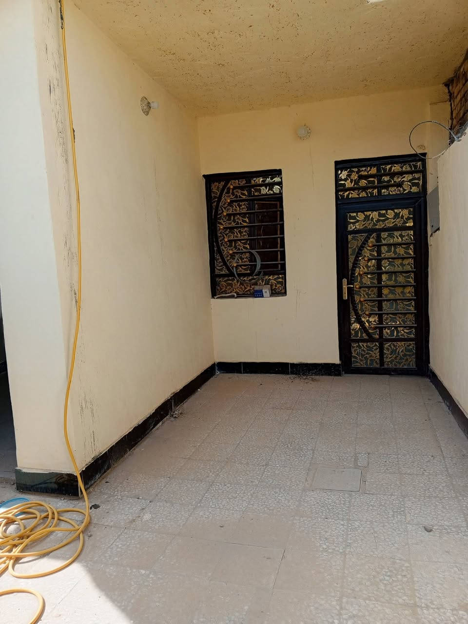 دار للبيع النجف الاشرف شارع الشفلات نهايته المساحه الكليه 120متر يحتوي على غرفه  وصاله ومطبخ واستقبال وحمام داخل وخارج كاشي سيراميك صب كونكريت بناء بلوك طفيلي اساس حجر بيع محتاج السعر بلاش بلاش 34مع المجال للاستفسار الاتصال او المراسله على الخاص ***********.      بيع سريع طابو زراعي 25 بل عافيه على إلي يصير من نصيبه
