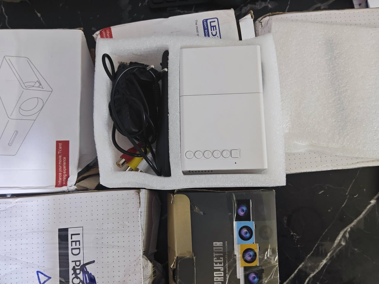 خمس قطع داتا شو مثل ماموضح بالصورة
يشتغل كهرباء وشحن
الي ع باب الله ويريدهن شلعه يراسلني والي يريد مفرد كذالك
جاي ينشروهن ب٢٥ القطعه


**إذا كنت صاحب هذا الإعلان وتريد حذفه لأي سبب، رجاءا أرسل رسالة إلى الدعم الفني**