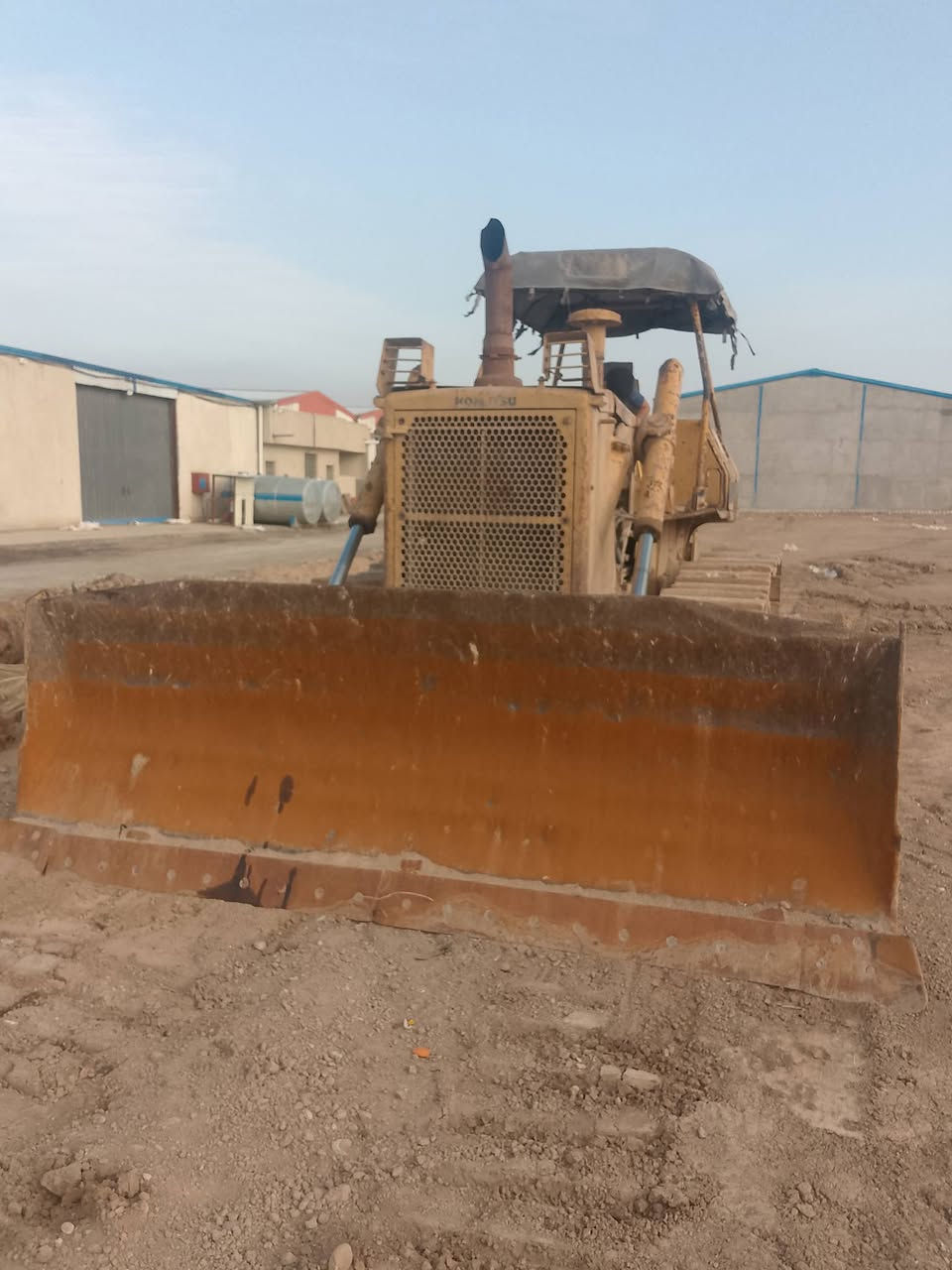 سلام عليكم بلدوزر حجم 65 للبيع السعر 23مليون رقم الهاتف ***********  تحياتي لكم
