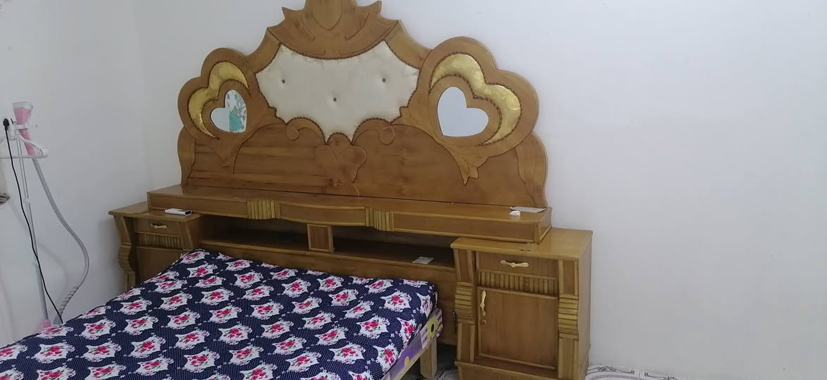 للبيع تاج والجربايه فقط نضيفات جدا سعر 150 وبي مجال بسيط ***********
