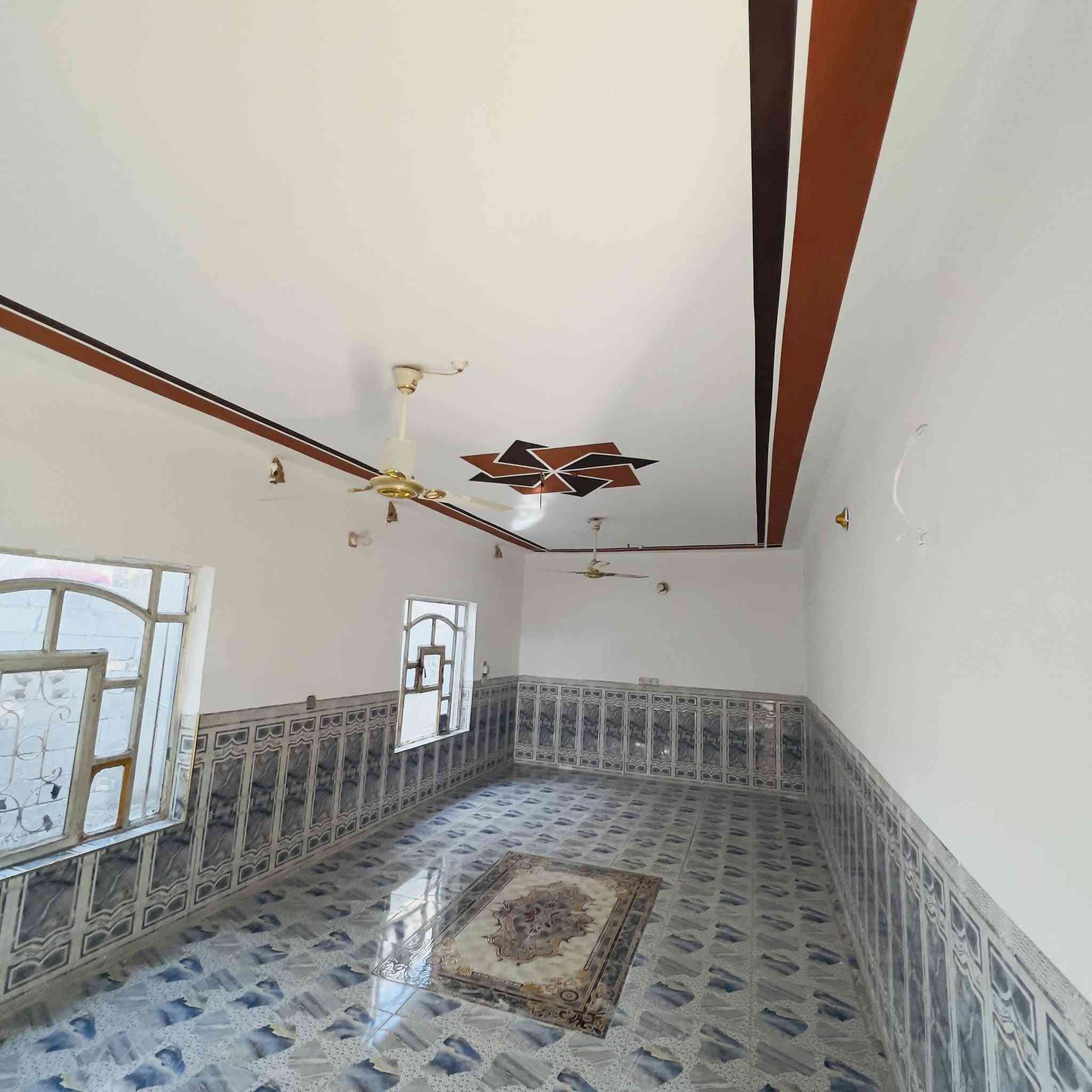 بيت للبيع * المساحه 310 ,,
الواجهه 15,, طابو زراعي سند 25
يحتوي على 3 غرف نوم +استقبال +مطبخ +صاله 
يحتوي على صحيات داخليه و خارجيه 
خدمات كامله ماء مجاري تبليط 
العنوان المحموديه حي بلال داخل فرع الحسينيه 
الاستفسار أكثر 
***********
*********** واتساب او مراسله الصفحه
