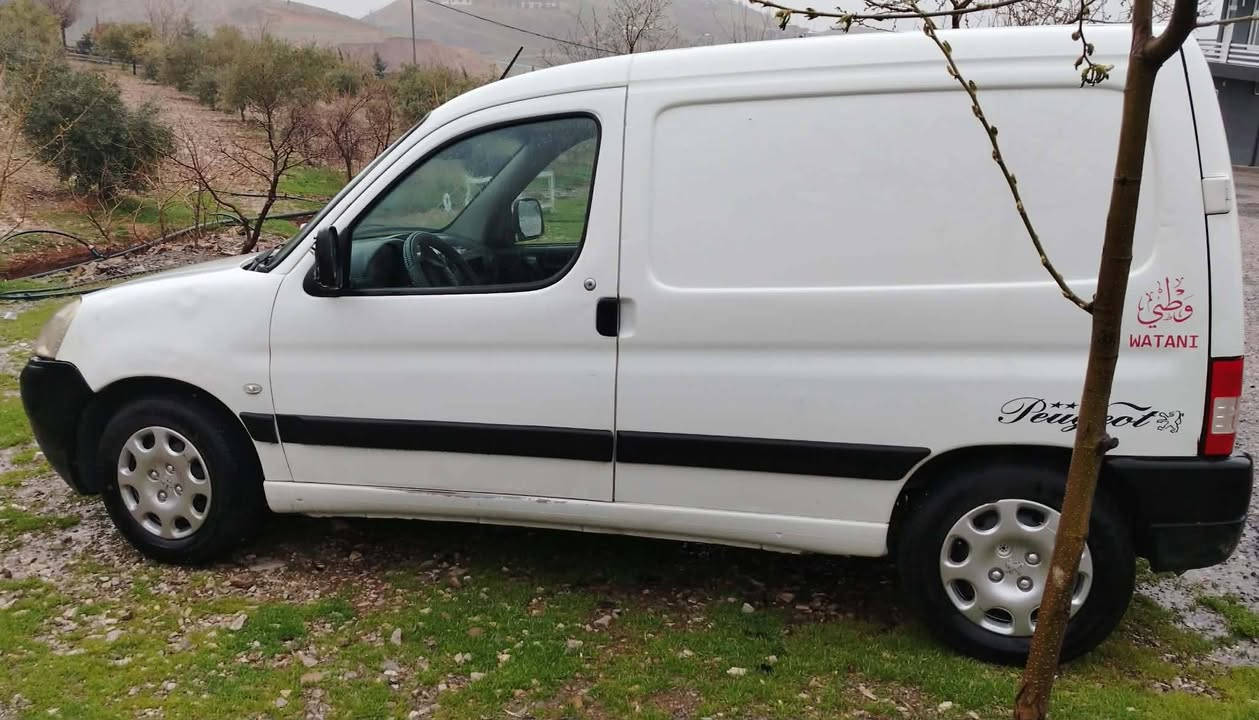 سیارە بیجو للبیع بدون صبغ وضرر محرك كیر شرط  تبیرد تدفئە سیارة رقم اربیل بس السنویە ضایع مایتحول  انی ابیع كلك اكفلك بكلشی سعر 22بیها مجال ***********
