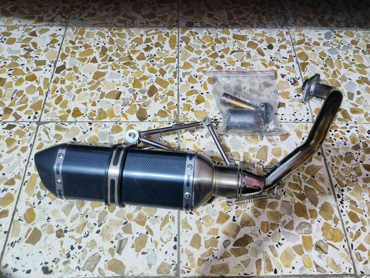 سلام وعليكم صالنصه كاربون فايبر يجي بيها كاتم مال ماكس تشتغل لجميع الدراجات 120 و140 سعر 40 قفل عنواني الدوره رقم ‏‪***********‬‏
