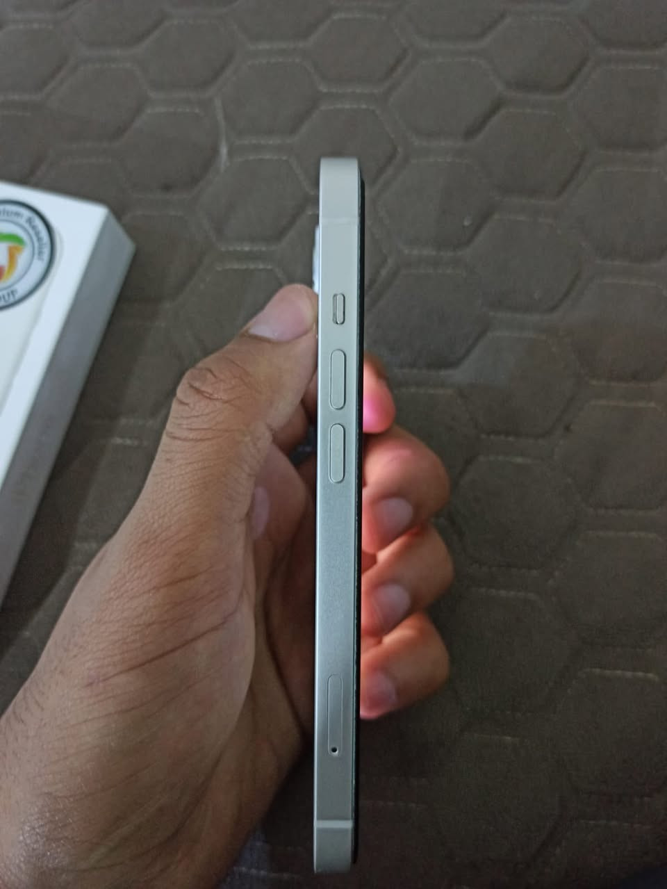 السلام عليكم 
أيفون 13 عادي 
ذاكره 128 بطاريته 96 
جهاز عربي شرق اوسط خط واحد 
جهاز ماخذه جديد ضمان ماستر 
بعده داخل ضمان الوكاله باقيله تقريبا 5 اشهر من الضمان 
جهاز نضيف كلش استعمال قليل مابي اي شخوط 
مكفول من كلشي لا مفتوح ولا مصلح ابداً 
وين ميعجبك تفحص 
السعر 510 وبي مجال 
العنوان النجف 
الرقم: ***********
