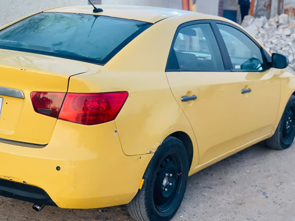 كيا فورتي موديل 2013 رقم بغداد تحويل ثاني يوم 
وارد امريكي ضربته بنيد وجاملغ 
البنيد نفسه راجع وتبديل فقط جاملغ الحادث 
وباقي السياره كله ليبل واحد 
مكينه 2000 دوش مكينه وكير وحداديه وتبريد 
سياره جاهزه  تخم تاير 
لايتات زنون عالي ناصي تحكم جهتين شاشه
مثبت سرعه وباقي مواصفاته معروفه
مكان سياره بغداد جسر ديالى  سعر 82 بيه مجال 
رقم الهاتف ***********
 أني  مكلف بالنشر خابر وتدلل
