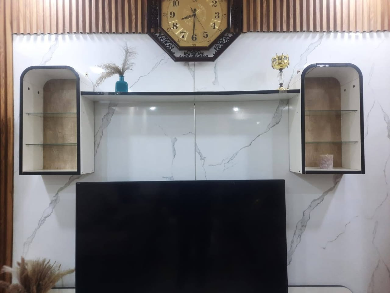 السلام عليكم اللبيع ميز بلازمه الارتفاع ٩٠ سانتيم والعرض ٢ متر السعر ٨٠ وبي مجال   بغداد الجديده معلمين قرب الاعداديه الجمهوريه الرقم *********** واتساب
