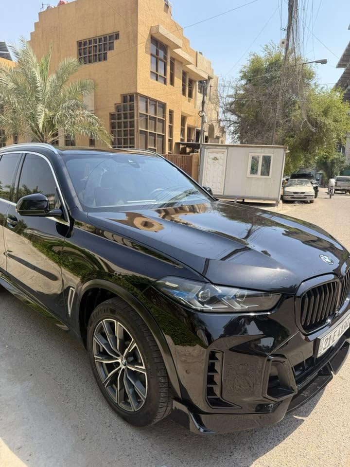 السلام عليكم 
BMW X5  40i 2023
M PACKAGE 
فول الفول 
داخل مشمشي 
داتا شو
بانورما
تدفئه ستيرن كشنات وميموري
شحن لاسلكي
٥ كامرات
اصطفاف ذكي 
رادارت 
اناره محيطيه 
موصفات هوايه وهيه فول بعد
السياره جدا جديده وعلى ايدي وصيانه كله وكاله واي نقص بيها ماكو من اصغر برغي لاكبر برغي 
وماشيه 53الف 
حادثها دعاميه اماميه وبنيد شويه جدا خفيف بدون اي ضرر داخلي حتى بدنه مكفوله فقط البلاستك متضرر راسلني واتساب ادزلك الضرر
السعر 38500$ وبيها مجال وعيوني الكم 🤍
لاستفسار 
***********
