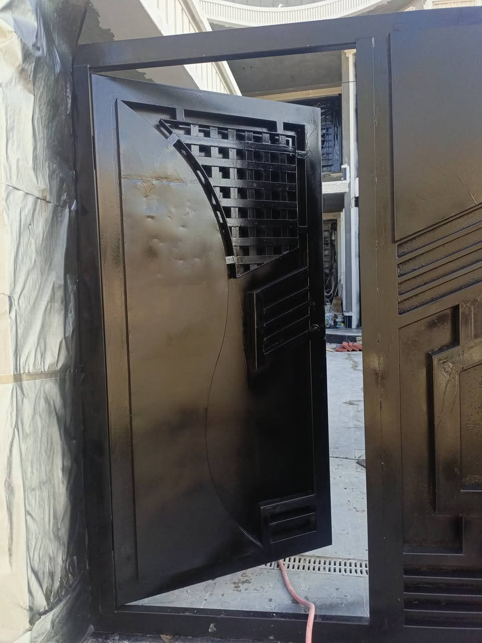 تنظيف شبابيك + صبغ للاستفسار الاتصال ع رقم *********** شغل ٣ مراحل درجه اولى
