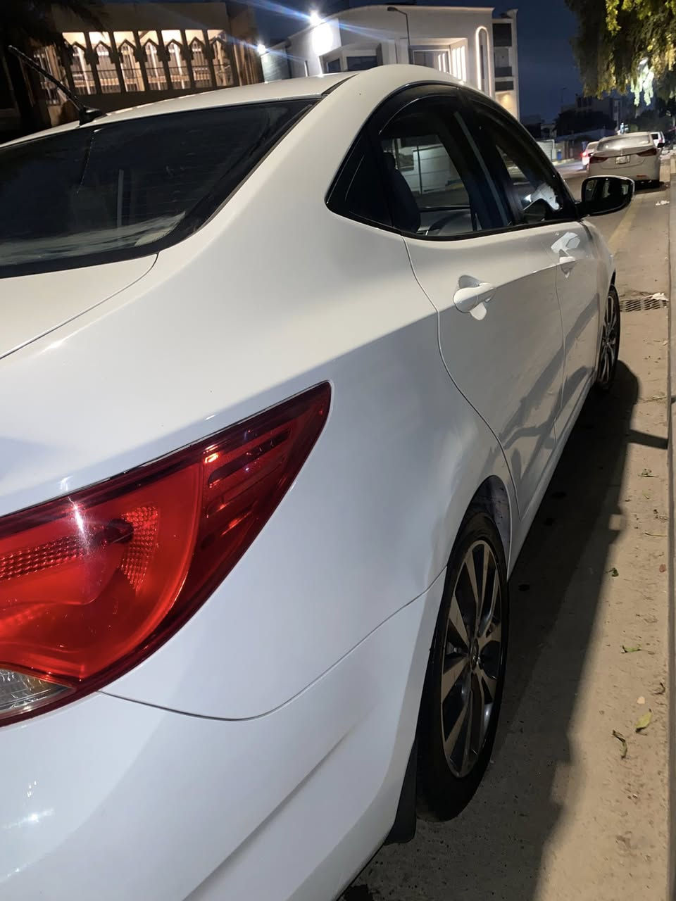 سلام عليكم
اكسنت خليجي (2016) 
رقم بغداد الجديد الانكليزي  رقم شبه مميز ✋
السياره باسمي تحويل ثاني يوم 
ماشيه 109
اشاير مري
فتحه بانوراما 
غرفتها جديده  
( كير محرك بلادي ) 
بيها جاملغ صبغ 
والدوسه وطخهً واضحه ب جاملج واضحه ب صور وبارد بسيط 

السياره فول نظافه وب العافيه ع ياخذه 
 بغداد ( الكاظميه ))

***********
