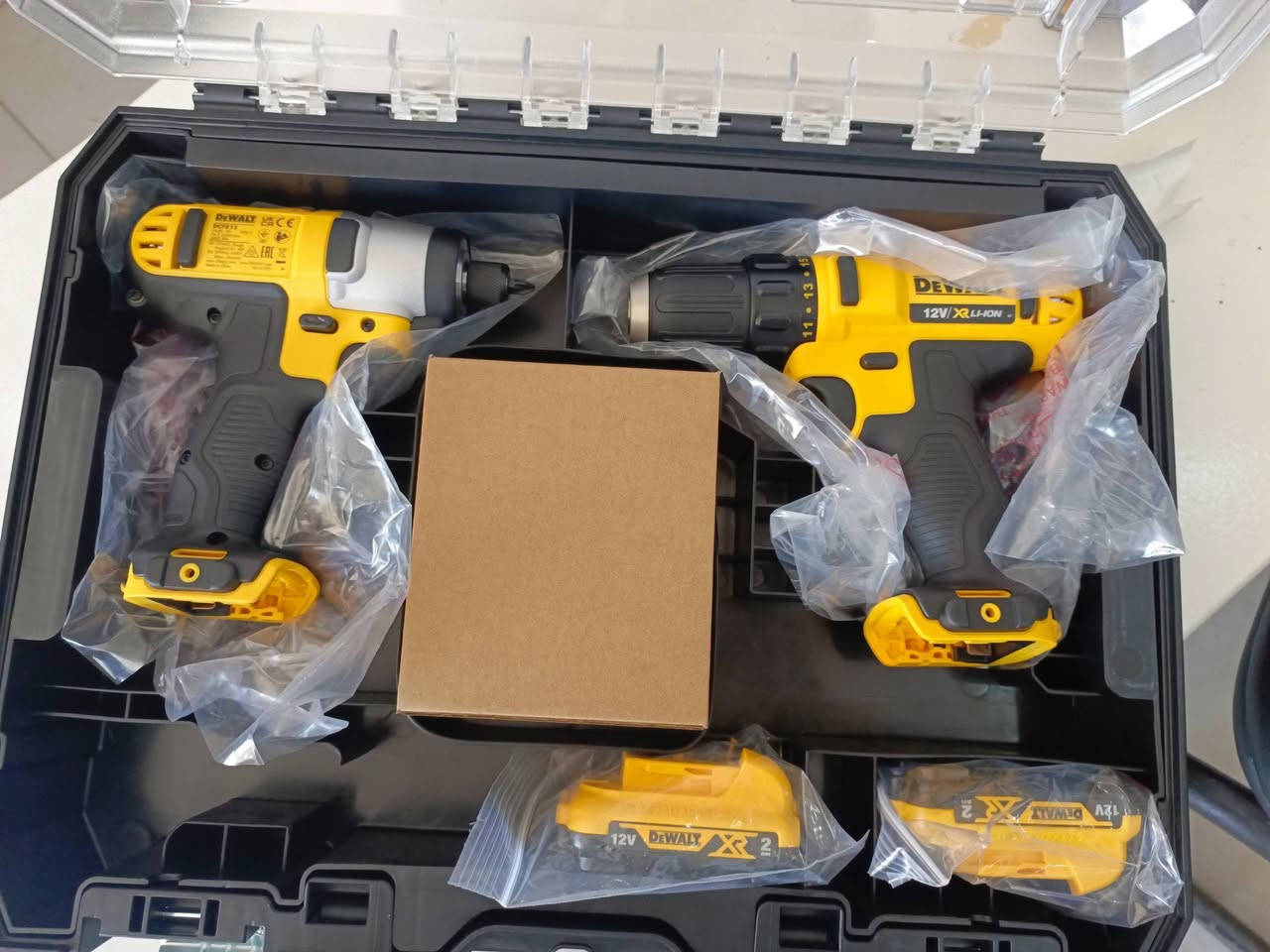 سيت ديولت بريطاني 12 فولت. فحمات مع دبل بطارية 2 امبير و شاحنة و حقيبة رائعة انتاج حديث. 

***********
