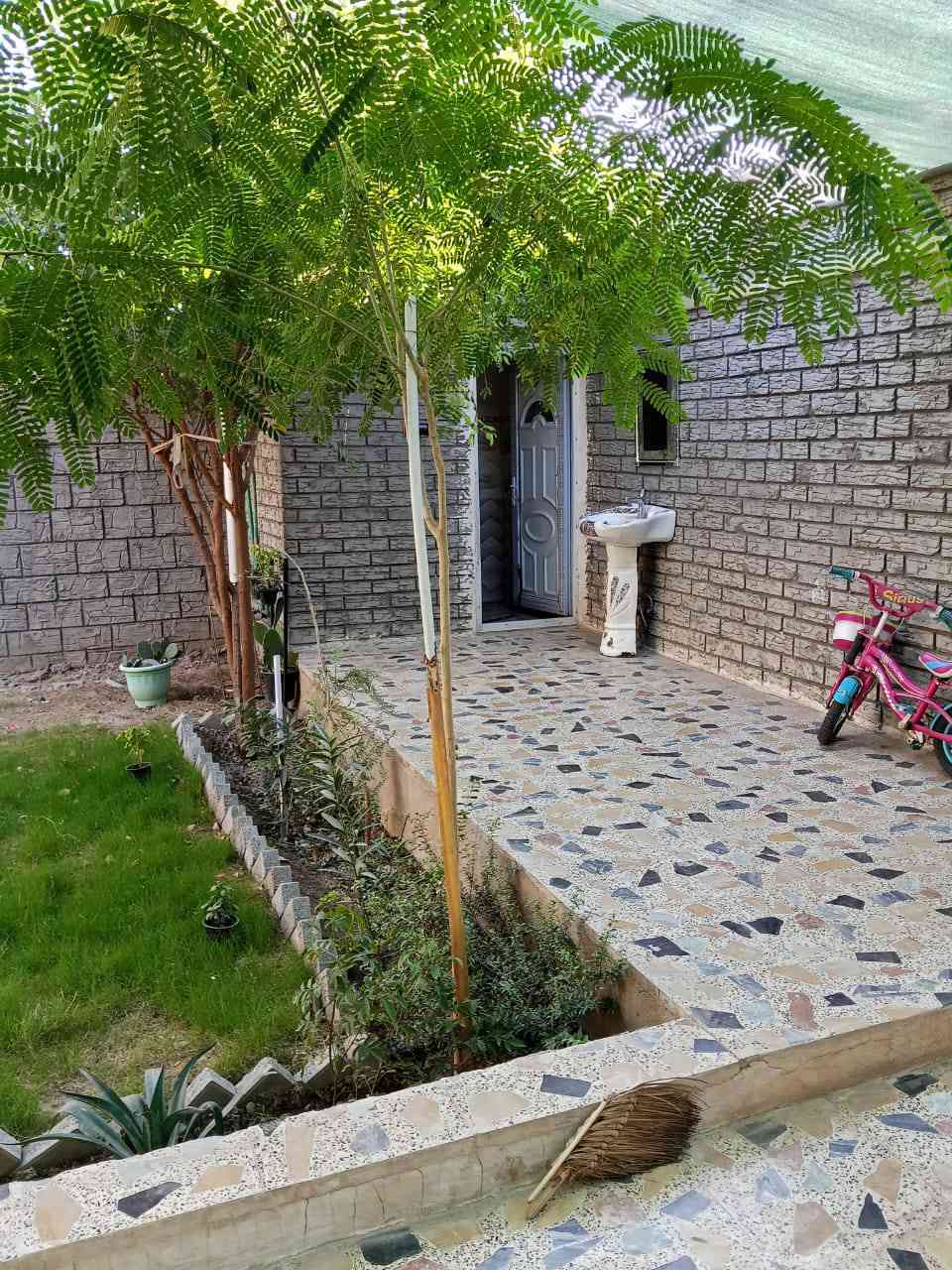 بيت للبيع الدوره البعيثه
200 متر 

100 بناء

100 حديقه و كراج 

واجهيه 10 نزال 20 

يحتوى علا غرفه و مطبخ و صاله و صحيات فوك غرفه 

اتصال على الرقم 

***********

