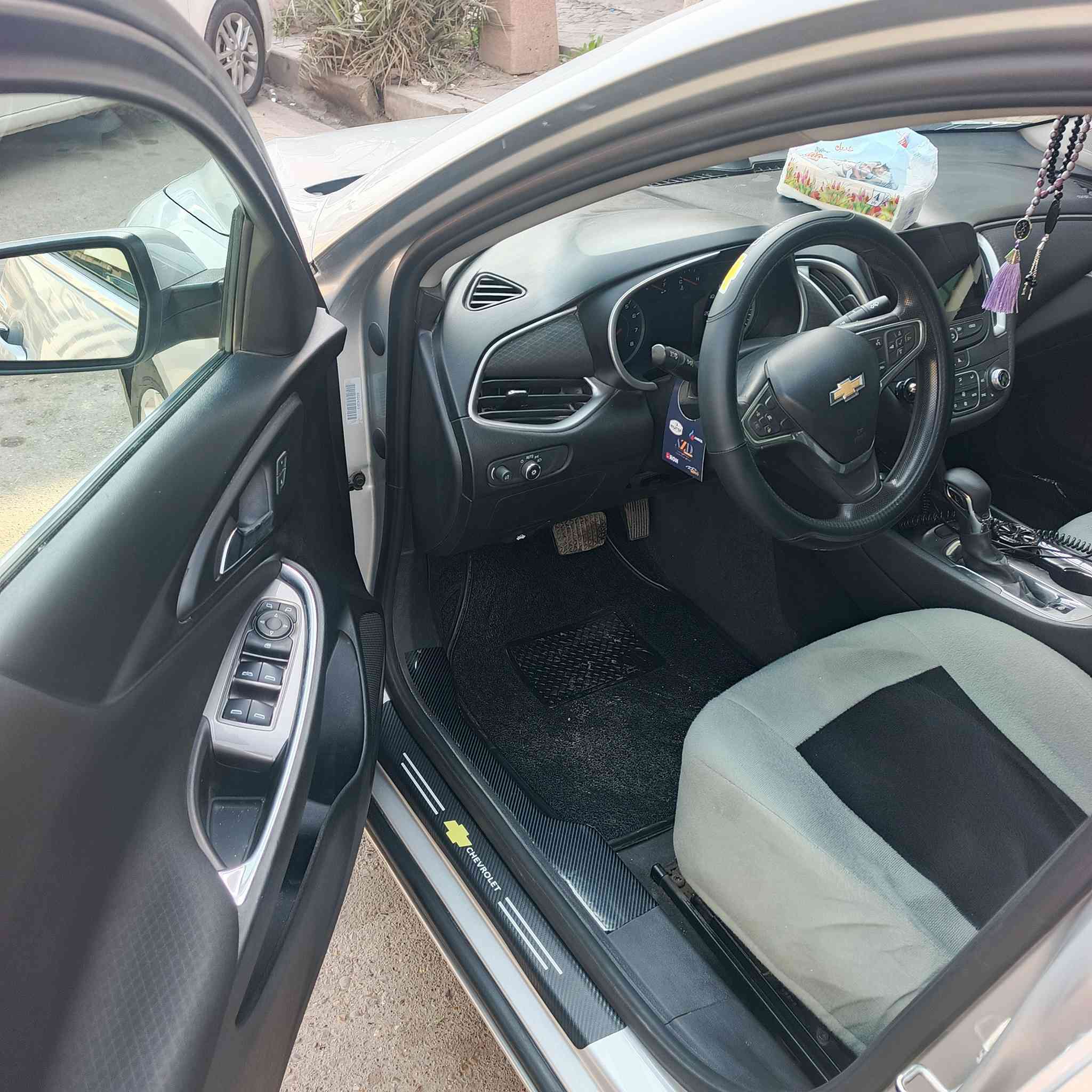 للبيع شيفروليه ماليبو 2022 - فئة LT  - لون رصاصي 1500 تيربو
"السيارة بحالة ممتازة خالية تماماً من الصبغ ، وارد أمريكي نظيف جداً، تحويل مباشر وفوري."
المواصفات الرئيسية:
النوع: شيفروليه ماليبو - Chevrolet Malibu
الموديل: 2022
الفئة: LT (عالية المواصفات)
اللون: رصاصي (Gray)
الحالة: ممتازة جداً، نظيفة من الداخل والخارج.

ناقل الحركة (الجير): أوتوماتيكي.
الميزات والتجهيزات 
بصمة تشغيل (Push Start).
تشغيل عن بعد (Remote Start).                             
فتح بوب وصندوق بصمة -مانع انزلاق - تحكمات استيرن - سايد بريك بصمة ـ تحكم مري جانبي كهربائي،
نظام إطفاء ذاتي تقليل  وقود - تثبيت سرعة
كاميرا خلفية عالية الوضوح.
كراسي كهربائية (تحكم كهربائي بمقعد السائق )
تدفئة مقاعد أمامية.
نظام تكييف مناخي أوتوماتيكي (تبريد قطعتين - أمامي وخلفي).
جنوط (ويلات) قياس 17 إنش (الألمنيوم الأصلي).
أضواء نهارية LED.
نظام ترفيه متكامل بشاشة لمس تدعم Apple CarPlay / Android Auto./////📸 صور الحادث  موجودة، جيكها وشوف  وحادثها بسيط جدًا
كلشي واضح بالصور وبدون أي مخفية.     
🔥 سيارة فخمة وتخبل، مناسبة للجادّ و الجناية واللي يريد سيارة جديدة  يعتمد عليها.

الرقم: رقم بغداد  (تحويل مباشر وفوري باسمي المشتري) السيارة مكفولة من لغود وشواصي وكلهة على وضع الشركة حتى مي الراديتر بعدة شركة تجي واشوف وتدلل
السعر المطلوب:  130$
يوجد مجال بسيط 
المكان: بغداد 
للاستفسار: ***********
