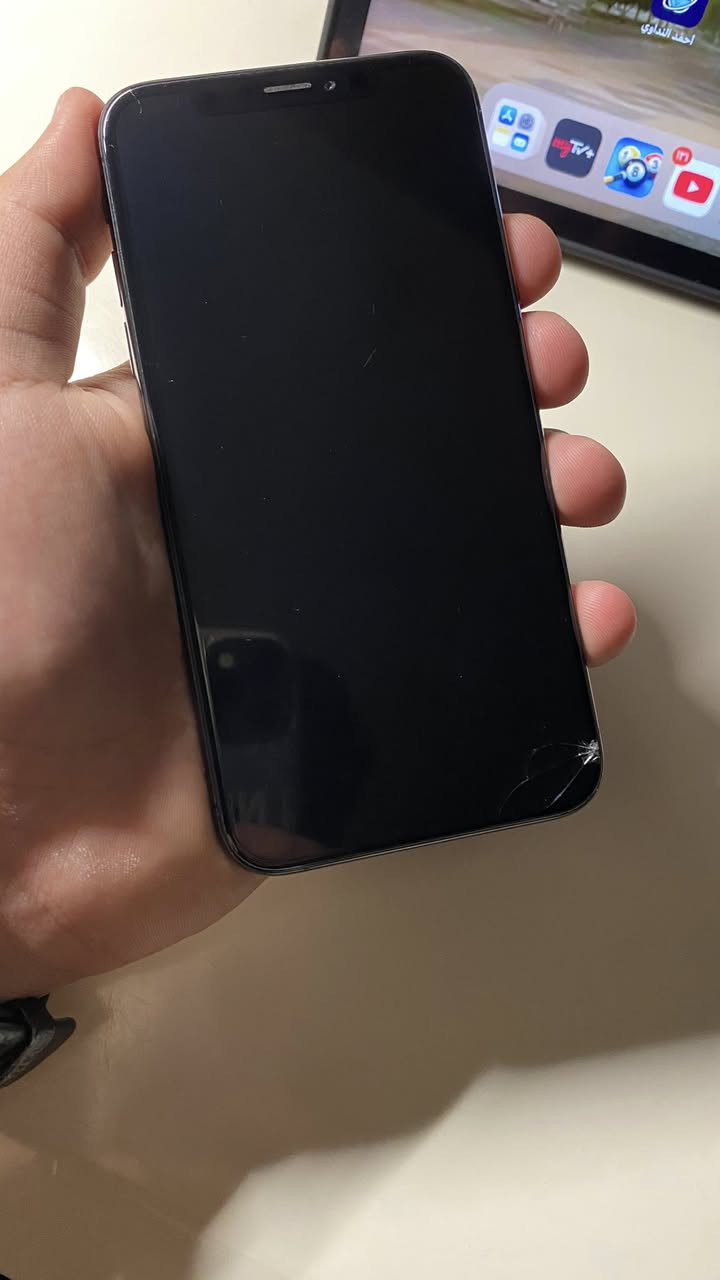 للبيع – iPhone XS ذاكرة 512
الموقع: بغداد – البلديات  

عندي ايفون XS سعة 512GB.  
قبل لا يوكع مني كان شغال طبيعي 100%. بعد ما وكع انفطرت الشاشة والظهر، ورحت لأبو صيانة وخرب الجهاز وما عرف يرجعه مثل قبل.

هسه الجهاز يشتغل وتكدر تستخدمه للتصفح بشكل طبيعي، لكن بي شوية مشاكل مثل السيم كارت حالياً ما يشتغل. الجهاز مفتوح تخطي، يفيد:
- استخدام ثانوي
- أو لأبو صيانة يصلحه ويرجعه طبيعي

اني هسه استخدمه للتصفح عادي.

اللي يفيده الجهاز يخلي سعره.  
وإذا أحد عنده جهاز للمراوس ممكن نبدل حتى لو أنطي فرق بسيط.

📍 الموقع: بغداد – البلديات  
📞 ***********
