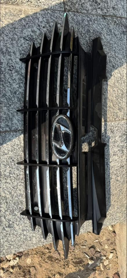 السلام عليكم
حاضن و مروحه ترهم سوناتا وk5 جديده 
قواعد اشاره دعاميه سوناتا ترهم من 20-23
كيس دهن بدون حساس اصلي نظيف 
شباك سوناتا اصلي تفصيخ جديد يرهم من ال20-23
اي استفسار ***********
مكاني بصره
