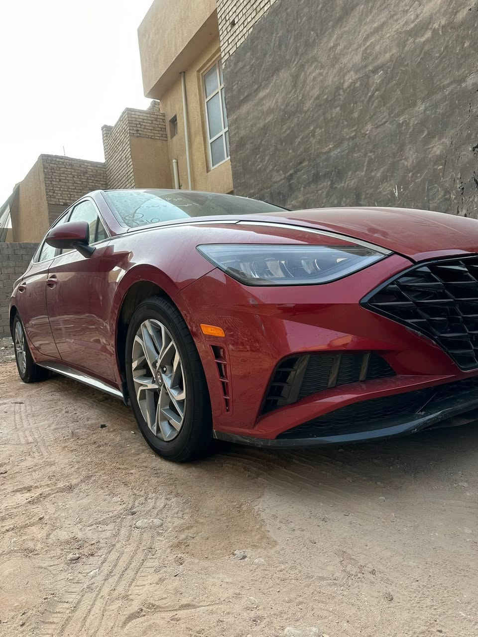 السلام عليكم هونداي سوناتا موديل 2023 ماشيه 28 الف حادث كما موضح بلصوره نص بنيد صبغ فقط بدون دواخل رقم اربيل تريد تحويل تريد وكاله السيارة احلى من الصوره نضيفه جدا مواصفات 
بصمه+ تشغيل عن بعد
داخل ابيض + كشن كهرباء
رادارات امامي وخلفي وجانبي 
هاند بريك كهرباء 
شاشه جبيره تدعم كار بلي 
ويل كب كروم 
والمزيد من الاضافات 
مكاني بابل للاستفسار
***********
