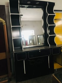 ميز حلاقة • شبه جديد • موصل