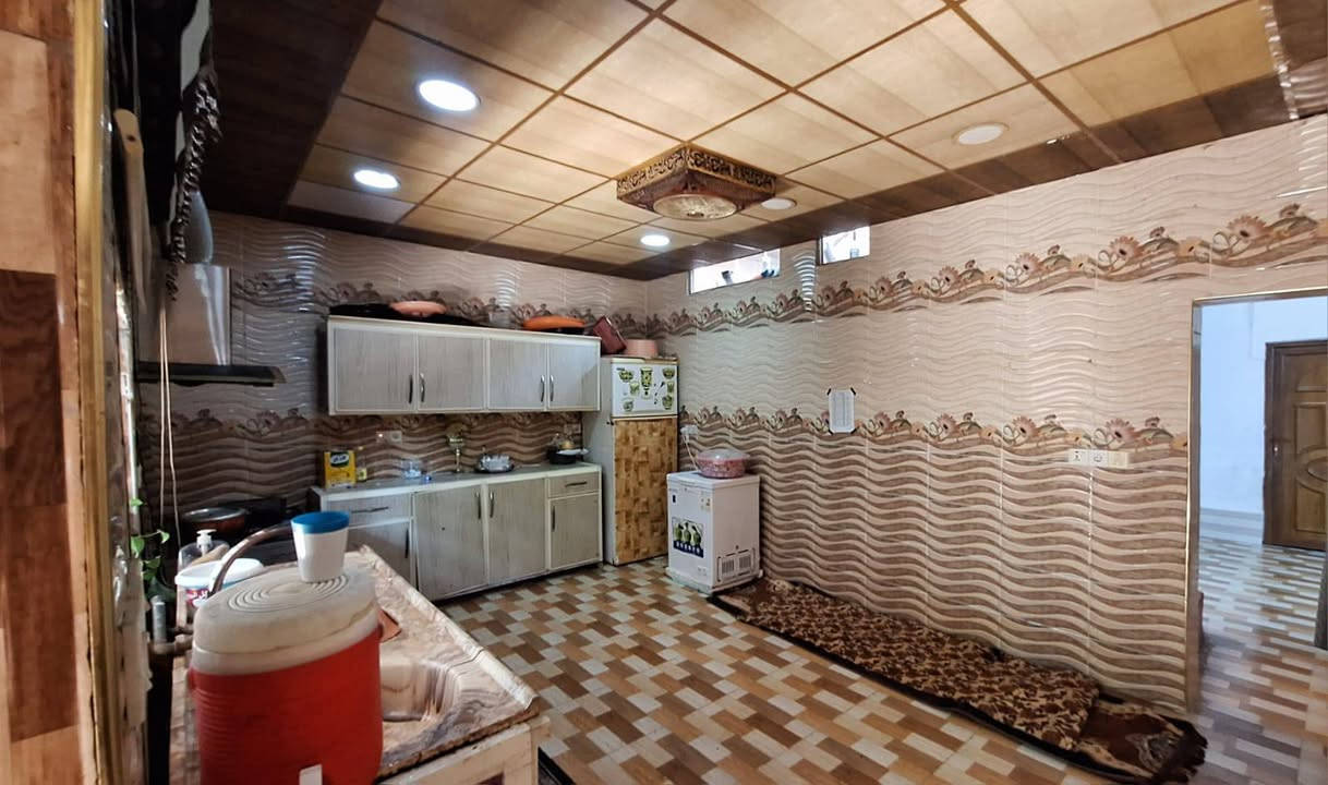🏡 فرصة مميزة لامتلاك منزل في أحد أرقى مناطق حي الجامعة كركوك 
🔹 للبيع منزل بمساحة 200 متر مربع
📍 الموقع: حي الجامعة – قرب المدرسة الصينية، منطقة هادئة وراقية، مناسبة للسكن العائلي.
✅ طابو ملك صرف.
يتكون المنزل من: ✔️ غرفتي نوم.
✔️ غرفة استقبال.
✔️ صالة.
✔️ مطبخ.
✔️ بيتونة.
💰 السعر المطلوب: 110 مليون دينار عراقي (قابل للتفاوض ).
📞 ***********ابو محمد 
للاستفسار الاتصال بمكتب زهرة الخليج حي الواسطي السايدين القديم مقابل صيدلية صوفيا

