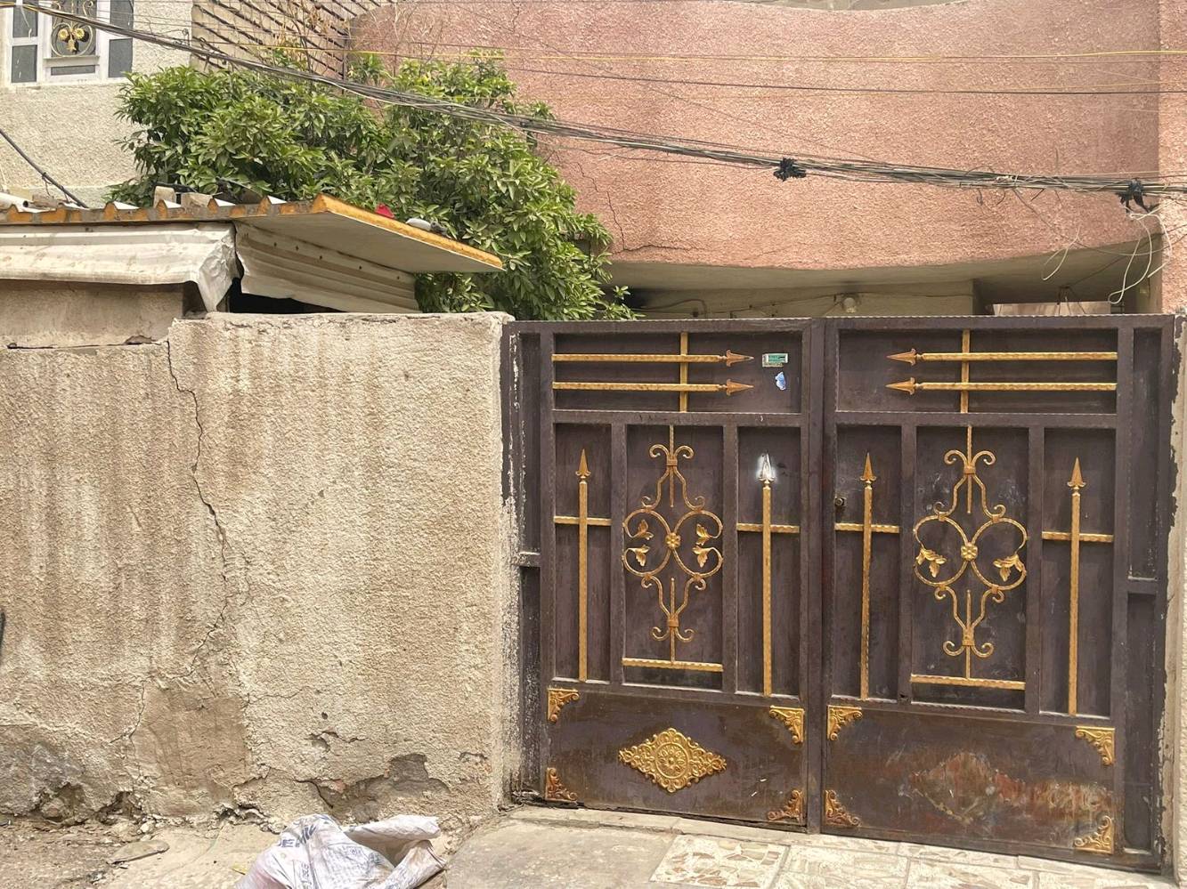 بيت للبيع 140م بناء عكادة يحتوي على 5غرف وصالة وممر جانبي وكراج مكاني الحرية الثالثة مقابل جامع المشاهدة فرع  أسواق الأميرات القطاع الأول للاستفسار الاتصال على الرقم *********** وبي واتساب