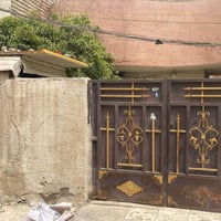 بيت للبيع 140م بناء عكادة يحتوي على 5غرف وصالة وممر جانبي وكراج مكاني ...