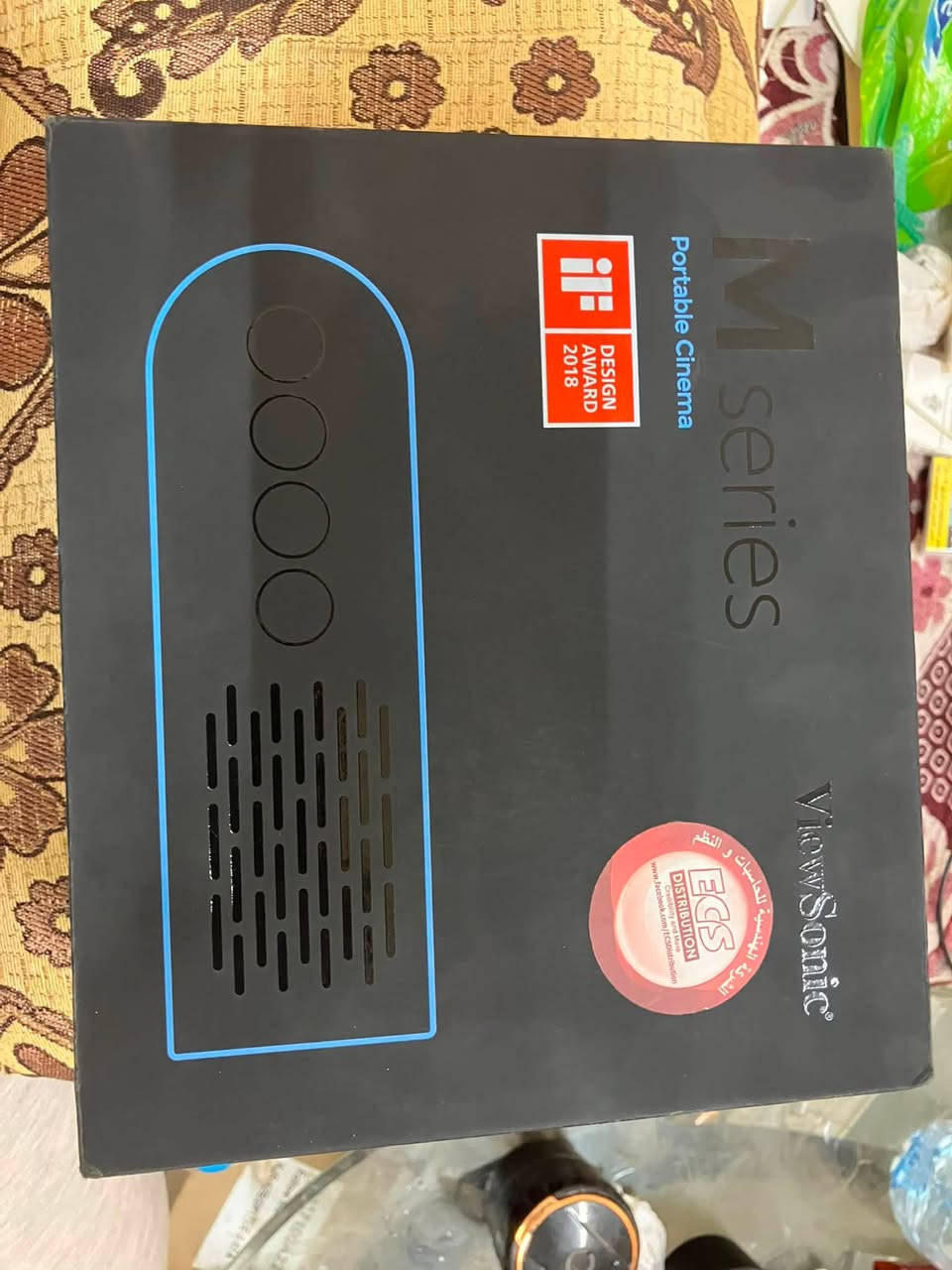 السعر ٢٠ الف جديد متبرشم 
هذا الطراز VS18242 يعود إلى جهاز العرض المحمول الذكي ViewSonic M1+_G2 Smart LED Portable Projector.إليك أهم مواصفات ومميزات هذا الجهاز:🛠️ المواصفات التقنية الأساسيةالدقة: دقة العرض الأصلية هي WVGA مقاس (854 × 480) بكسل.الإضاءة والعدسة: قوة إضاءة تصل إلى 300 لومن (LED Lumens)، مع تقنية Cinema SuperColor+™ لتغطية ألوان بنسبة 125% من معيار Rec.709.العمر الافتراضي للإضاءة: مصباح LED متطور يدوم حتى 30,000 ساعة تشغيل.البطارية: بطارية مدمجة تمنحك تشغيلًا لاسلكيًا يصل إلى 6 ساعات (تختلف حسب نمط الاستخدام).الوزن: خفيف للغاية ويزن أقل من 1 كيلوغرام.✨ مميزات التصميم والاتصالصوت متميز: مزود بمكبرات صوت ستيريو مزدوجة مدمجة من شركة Harman Kardon لتقديم صوت نقي وقوي.ستاند ذكي 360 درجة: حامل معدني يتيح لك تدوير الجهاز في كل الزوايا (حتى العرض على السقف)، ويعمل في نفس الوقت كغطاء لحماية عدسة العرض عند إغلاقه.الاتصال اللاسلكي: يدعم التوصيل عبر شبكات الواي فاي (Wi-Fi) وبلوتوث (Bluetooth) لبث المحتوى من هاتفك أو تشغيل الصوت لاسلكيًا.المنافذ المتاحة: يحتوي على منفذ HDMI، ومنفذ USB Type-C (للعرض والشحن معًا)، ومنفذ USB Type-A، بالإضافة إلى منفذ لبطاقات ذاكرة Micro SD.


**إذا كنت صاحب هذا الإعلان وتريد حذفه لأي سبب، رجاءا أرسل رسالة إلى الدعم الفني**