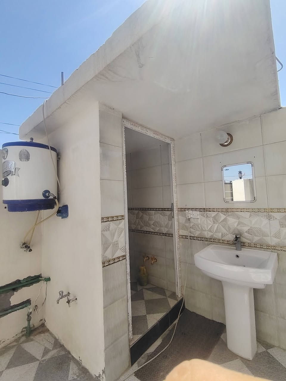 دار للبيع / حي البراء (ام الكرفس) 
الدار للبيع مساحه 100 متر واقع حال 175بيت ركن طابقين بناء حديث الطابق الآۆلْ مطبخ +هول +استقبال+غرفه نوم +منور على طول بيت +صالة +مْنور داخلي صحيات داخليه وخارجيه/الطابق الثاني غرفتين نوم +صحيات +صاله كبيره العنوان  بعقوبة حي البراء ام الكرفس السعر / ١٩٠ وبي مجال بسيط 
رقم الهاتف ***********
