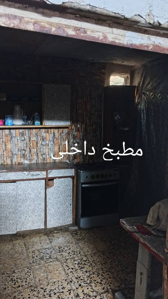 بيت بناء قديم للبيع منطقة بغداد المعامل العماري قرب معمل التمر المساحة ١٠٠ متر تقريباً 
يتكون البيت من غرفة نوم داخلية مع هول مع مطبخ مع مخزن مع حمام وتواليت خارجيات 
متوفر في البيت كافة الخدمات من ماء ومجاري صرف صحي رئيسية وكهرباء مستمرة ٢٤ ساعة 
مع شارع تبليط 
يبعد عن الشارع العام ٣ بيوت (تقريبا ٣٠ متر )
للاستفسار الاتصال (***********) بغداد, العراق
